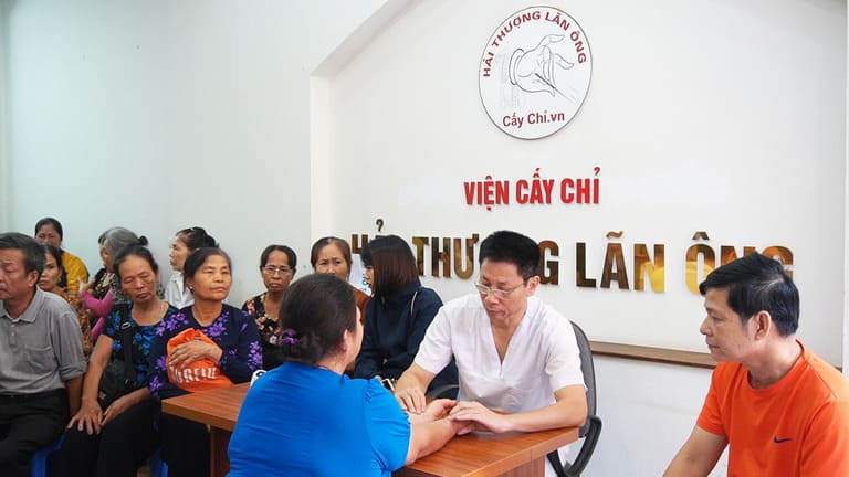 Bác Sĩ Ngô Quang Hùng Với Phương Pháp Cấy Chỉ Chữa Bệnh