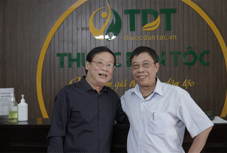 Nghệ sĩ Phú Thăng chụp ảnh kỉ niệm với bác sĩ Lê Hữu Tuấn