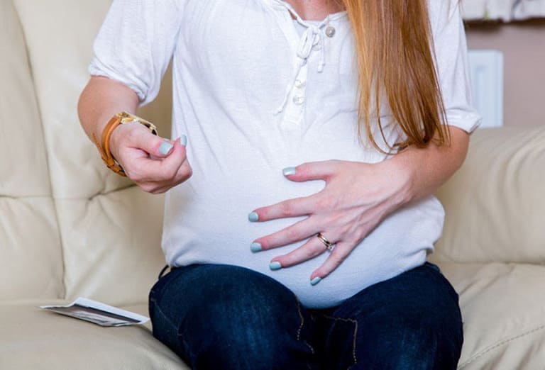 Phụ nữ đang có bầu cần cẩn trọng khi muốn chữa bệnh cột sống bằng cấy chỉ