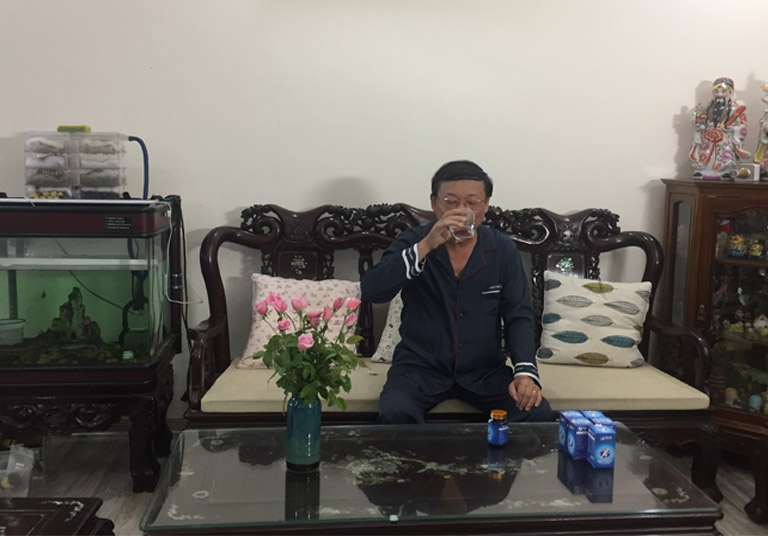 Nghệ sĩ Phú Thăng sử dụng Hoạt huyết Phục cốt hoàn tại nhà