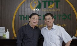Nghệ sĩ Phú Thăng chụp ảnh kỉ niệm với bác sĩ Lê Hữu Tuấn